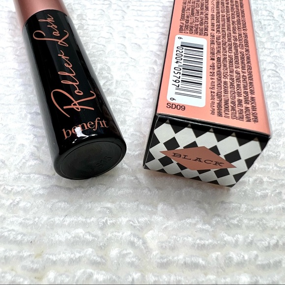 ⭐️3 for $20⭐️ BENEFIT Roller Lash Mascara mini - Picture 3 of 3